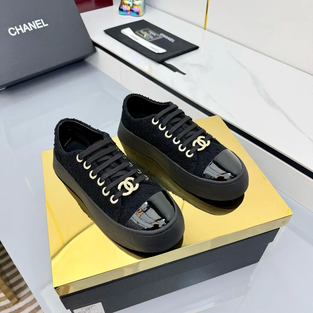 👟👟Ex-factory price 520👟👟 Top-quality cloth-covered version, original quality! ! ! Chanel Chanel - 2025 biscuit shoes, the top casual sports shoes in the counter, this classic design; the upper is electro-embroidered with a variety of craftsmanship; the outsole is fashionable and sporty; the extraordinary inclusion of a variety of color elements... The diversified mix and match is very good-looking and versatile, casual, fashionable, sports, and outdoor can be taken into account... ꫛꫀꪝ Go➫ Material: ❶Upper: Original first-layer cowhide ❷Inner: Sheepskin ❸Outsole is based on: Original TPU combination outsole. Full set of boutique packaging for women 35–40-41. Customized. Non-refundable. 👉